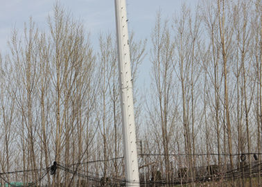 Torre monopolar de las telecomunicaciones del teléfono celular, torre monopolar de la célula con la junta del resbalón